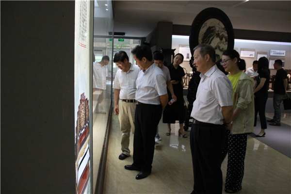 寧波市公共關(guān)系協(xié)會常務(wù)副會長兼秘書長王偉民等 蒞臨匯才紅木學(xué)習(xí)考察