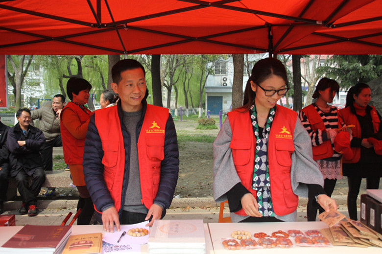 匯才黨員公益行  志愿服務獻愛心 ——匯才黨支部參加梧桐街道黨員義賣活動