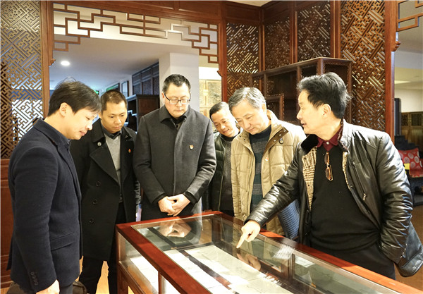 嘉興市總工會(huì)黨組書記、常務(wù)副主席嚴(yán)吉丹蒞臨匯才紅木走訪參觀