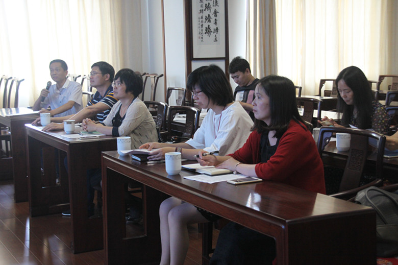 嘉興市廠務公開民主管理互檢工作組領導 蒞臨匯才紅木調(diào)研指導