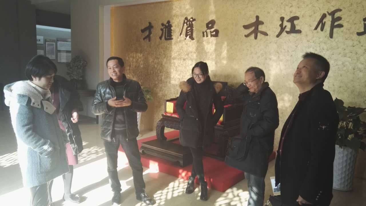 桐鄉(xiāng)市“誠信守法示范企業(yè)”考核組蒞臨匯才紅木考核指導