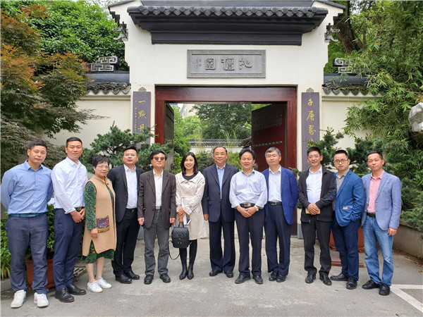 中國公共關(guān)系協(xié)會常務(wù)副會長、中國全聚德集團(tuán)公司原董事長邢穎蒞臨匯才紅木參觀考察
