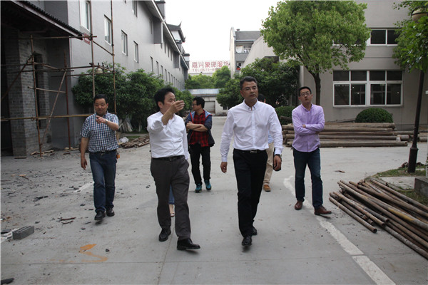 桐鄉(xiāng)市副市長徐剛蒞臨匯才紅木調(diào)研指導