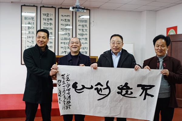嘉興市委常委、副市長(zhǎng)鮑九生蒞臨匯才紅木調(diào)研指導(dǎo)